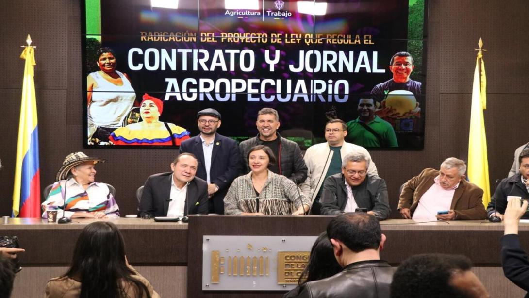 Los ministros de Trabajo, Antonio Sanguino y de Agricultura Martha Carvajalino, presentaron proyecto de ley sobre contrato laboral rural.