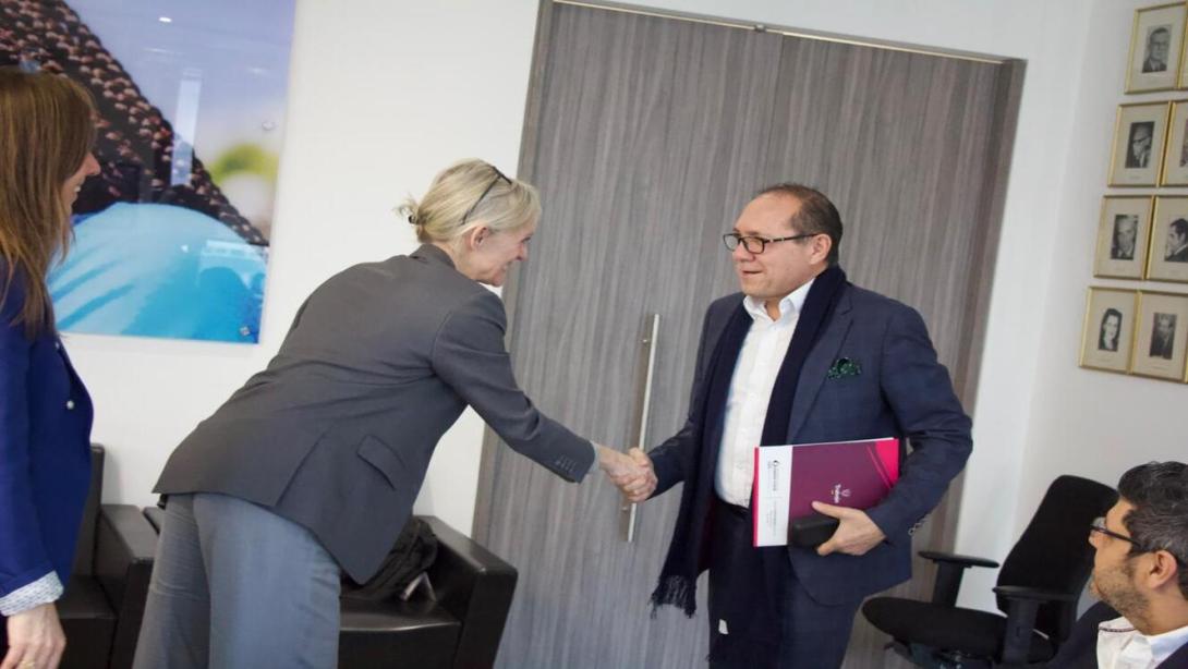 El ministro de Trabjo antonio Sabguino recibe a Mponika Queisser de la OCDE quien examina la política laboral colombiana.