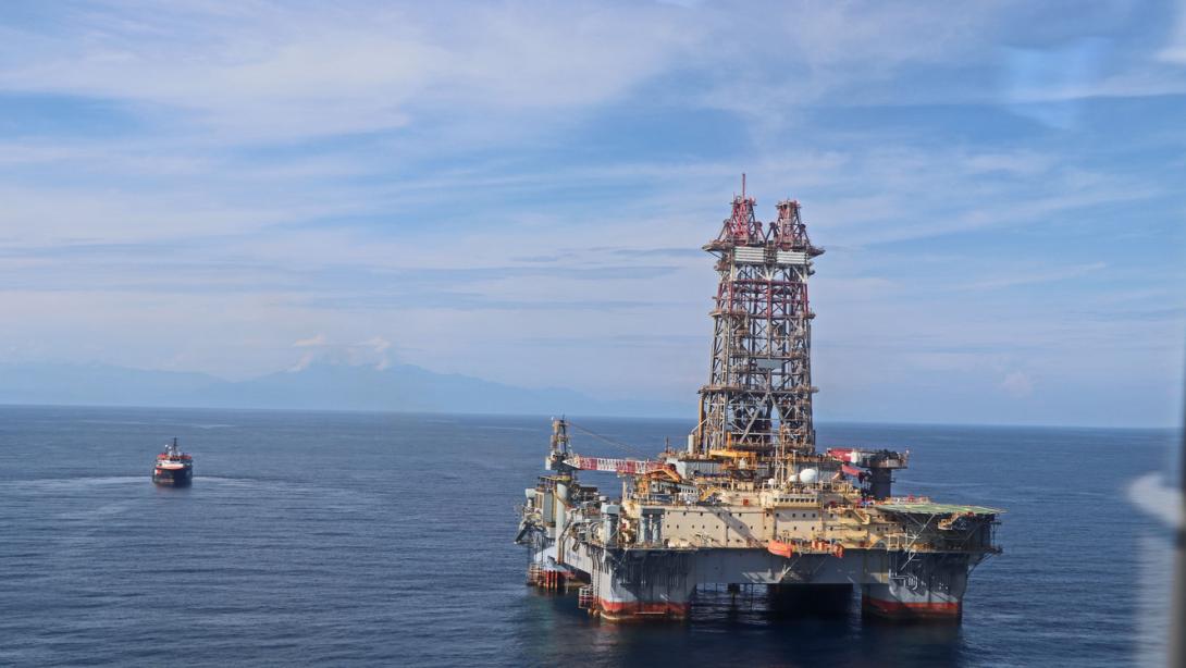 Copoazú – 1 se encuentra aproximadamente a 36 kilómetros de la costa, a una profundidad de agua de 964 metros y a una distancia de más de 8 kilómetros de los pozos Sirius-1 (descubridor de gas) y Sirius-2 (delimitador).