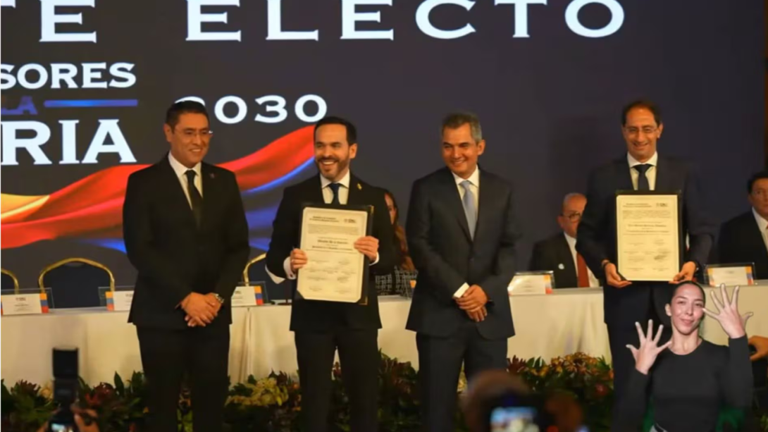 EL CNE entregó la avcredotación de Pesidente a Abelardo de la Espriella y de vicepresidente a José Manuel Restrepo 