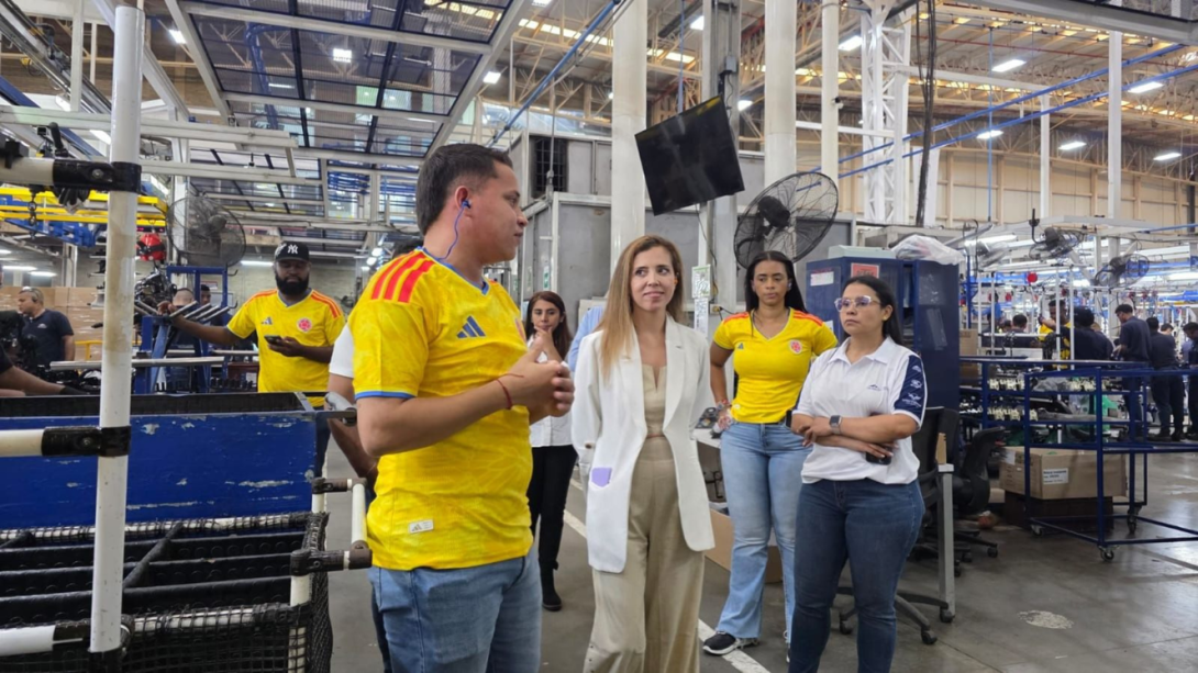 La viceministra de Comercio Exterior (e), Sofía Cañón, se reunió en Cartagena con representantes de las ensambladoras de motocicletas del país.