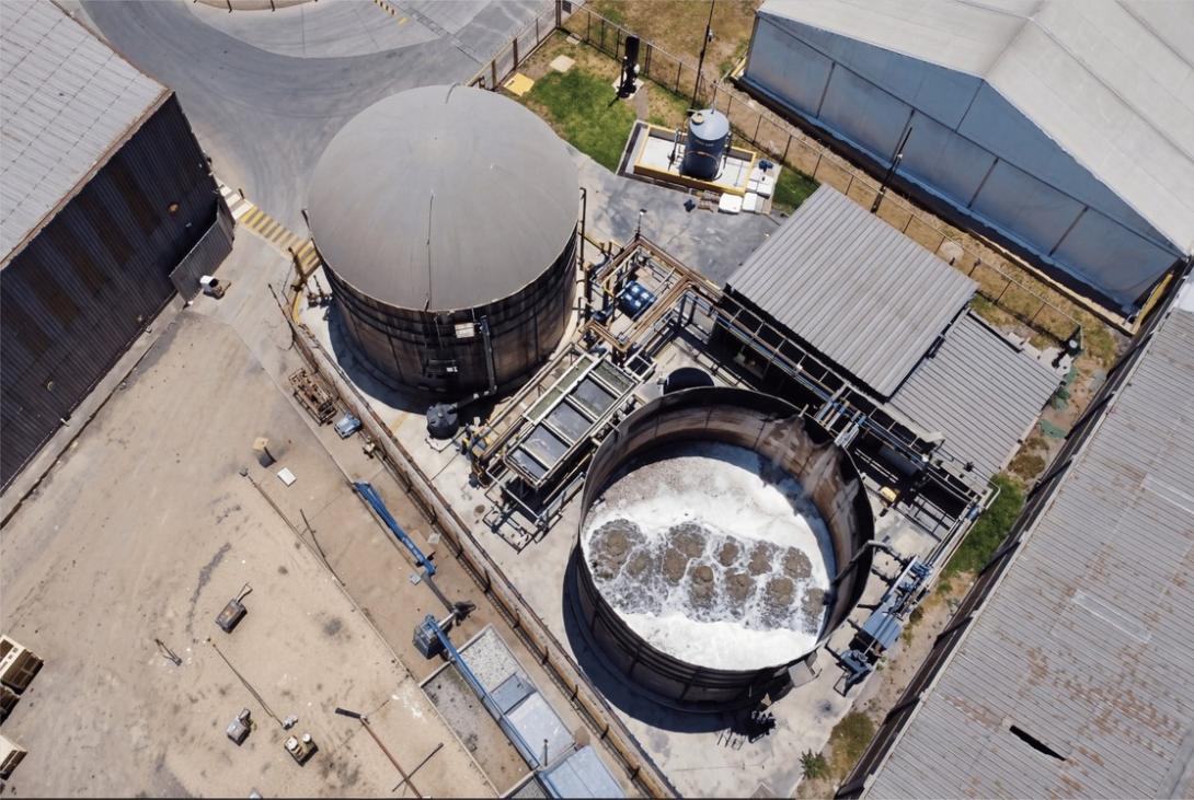 De acuerdo con el Estudio Nacional del Agua del Ideam y análisis de la OCDE, una proporción relevante de los puntos de monitoreo del país presenta problemas de calidad del agua, mientras la demanda continúa creciendo impulsada por las actividades económicas, industriales y urbanas.
