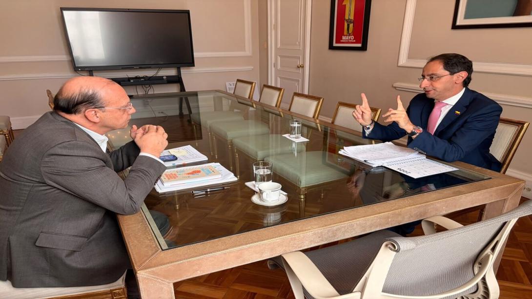 El minisrro de Hacienda, Germán Ávila, (izq) y el vicepresidente electo, José Manuel Restrepo, iniciaron el proceso de empalme,